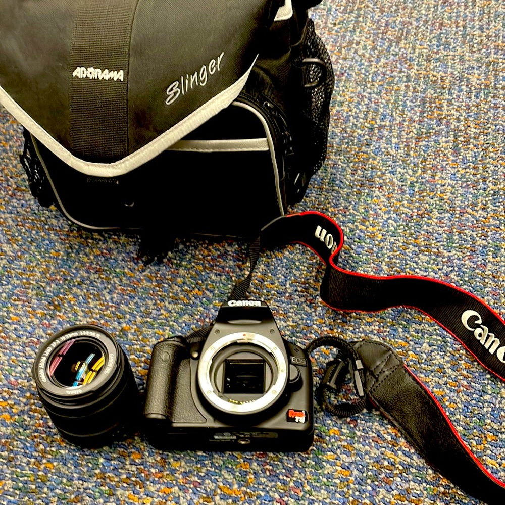 Canon T1i digital camera. Works fine w/ bag. No battery; battery only costs 15.